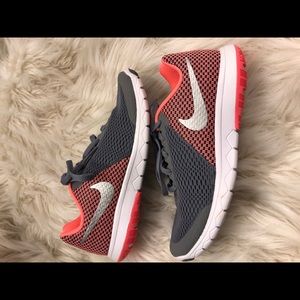 Nike women’s size 5 Flex Experience RN6 Grey